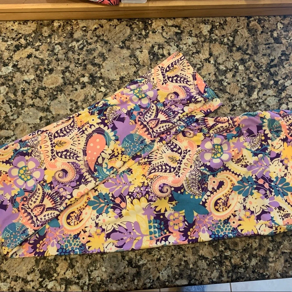 “Vintage” LuLaRoe Tall and Curvy (TC) Leggings - Picture 2 of 4